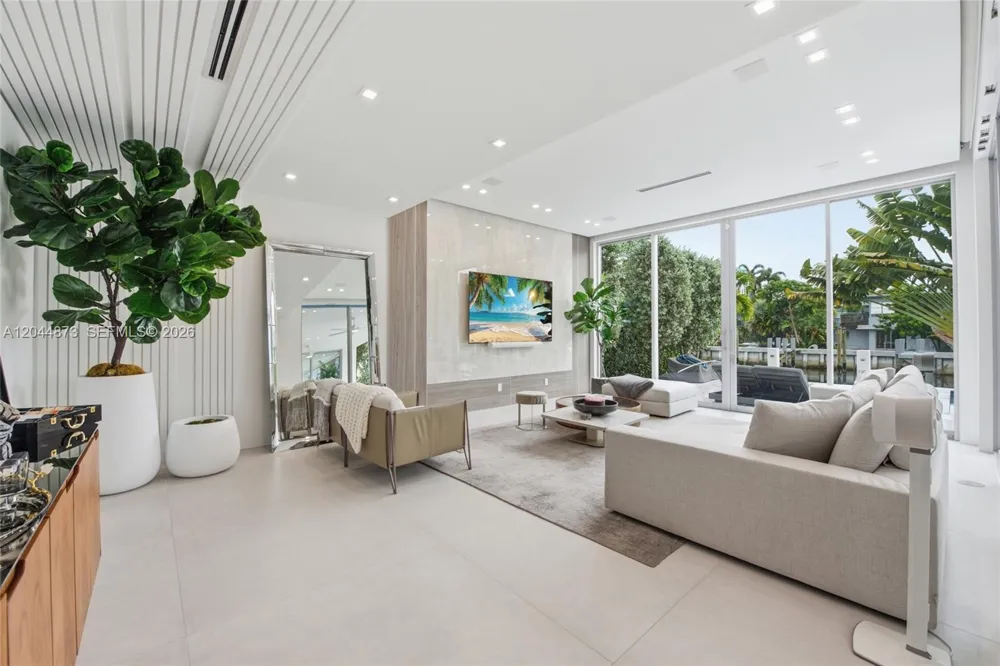 91 Fiesta Way Fort Lauderdale, FL 33301