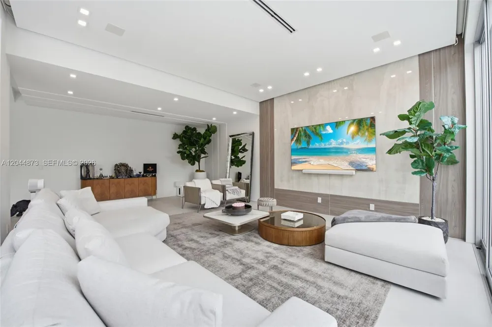 91 Fiesta Way Fort Lauderdale, FL 33301