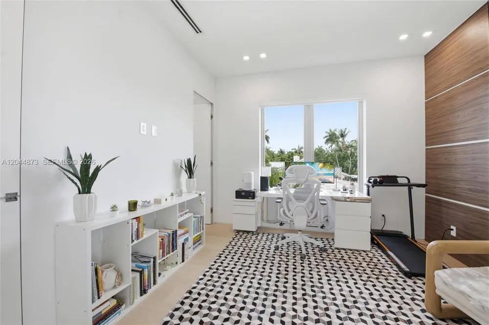 91 Fiesta Way Fort Lauderdale, FL 33301
