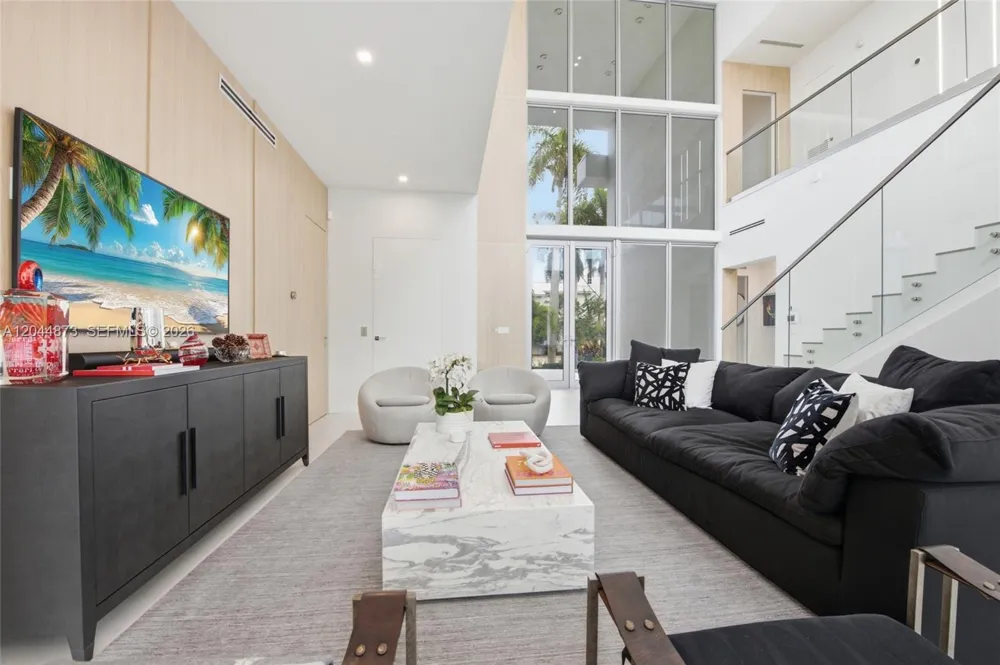 91 Fiesta Way Fort Lauderdale, FL 33301