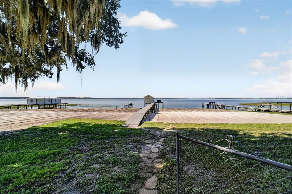 13200 E HIGHWAY 25 Ocklawaha, FL 32179