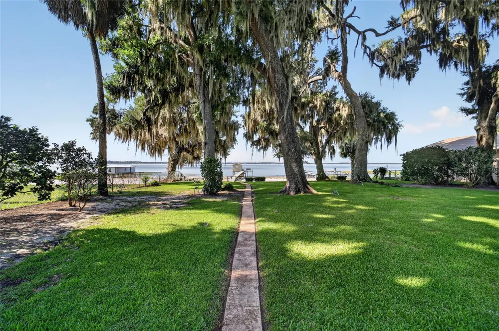 13200 E HIGHWAY 25 Ocklawaha, FL 32179