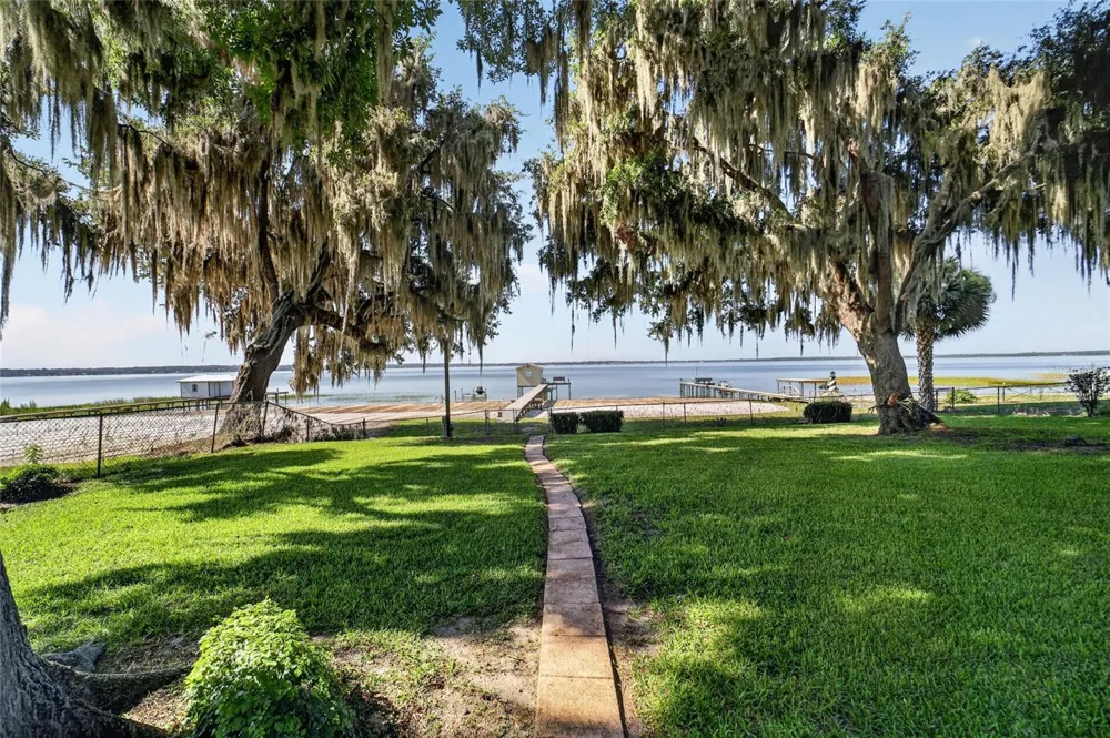 13200 E HIGHWAY 25 Ocklawaha, FL 32179
