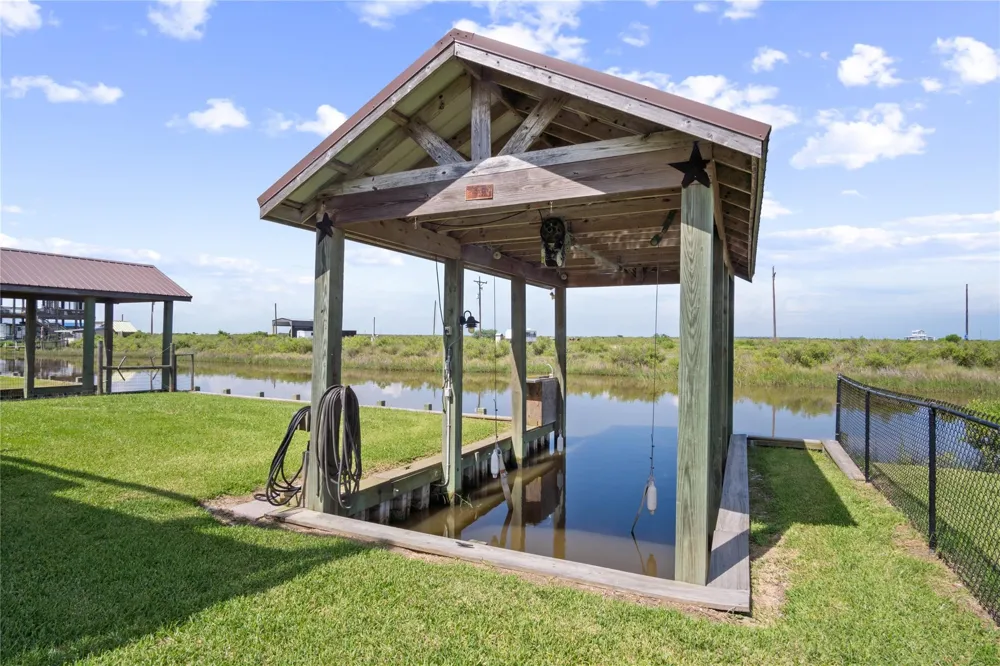 1352 Van Sant Gilchrist, TX 77617