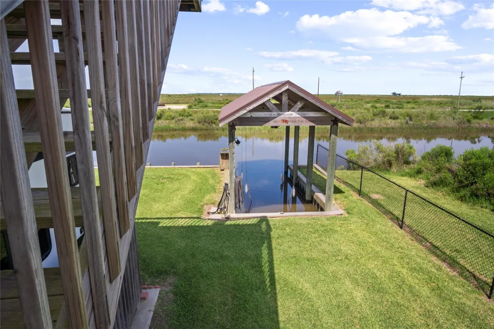1352 Van Sant Gilchrist, TX 77617