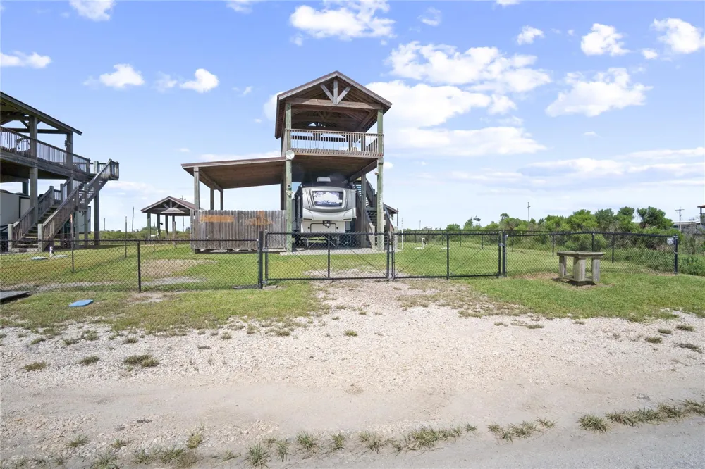 1352 Van Sant Gilchrist, TX 77617