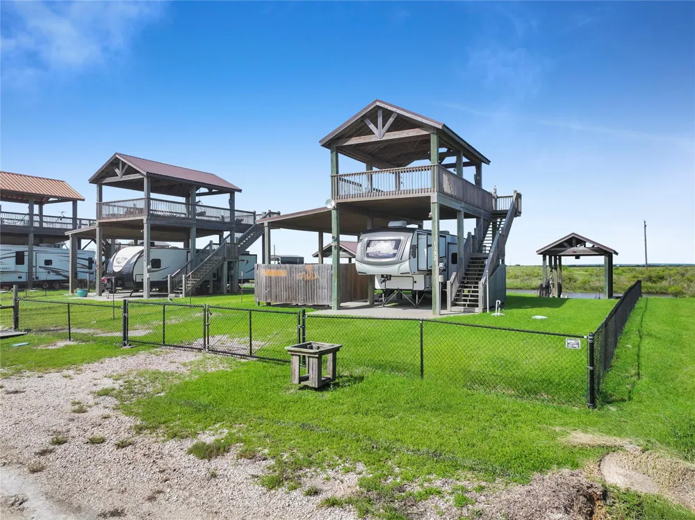 1352 Van Sant Gilchrist, TX 77617