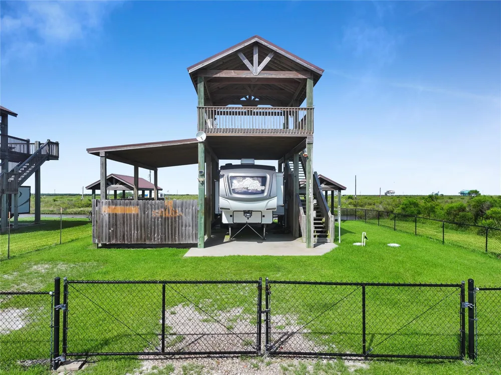 1352 Van Sant Gilchrist, TX 77617