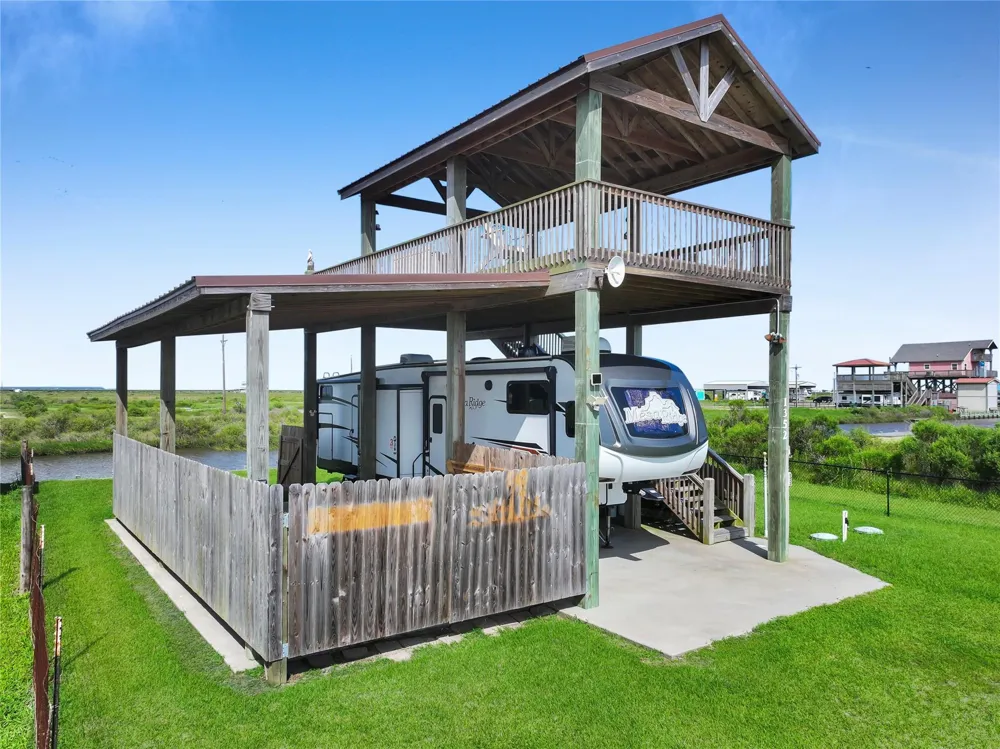 1352 Van Sant Gilchrist, TX 77617