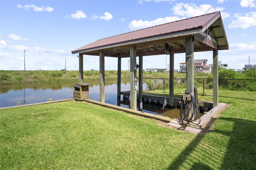 1352 Van Sant Gilchrist, TX 77617