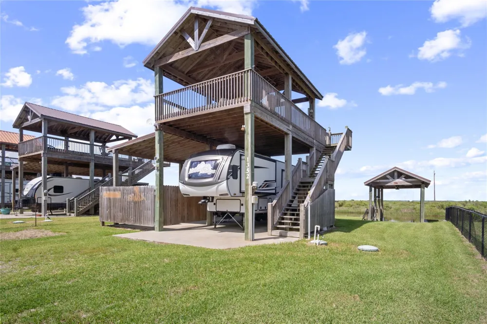 1352 Van Sant Gilchrist, TX 77617