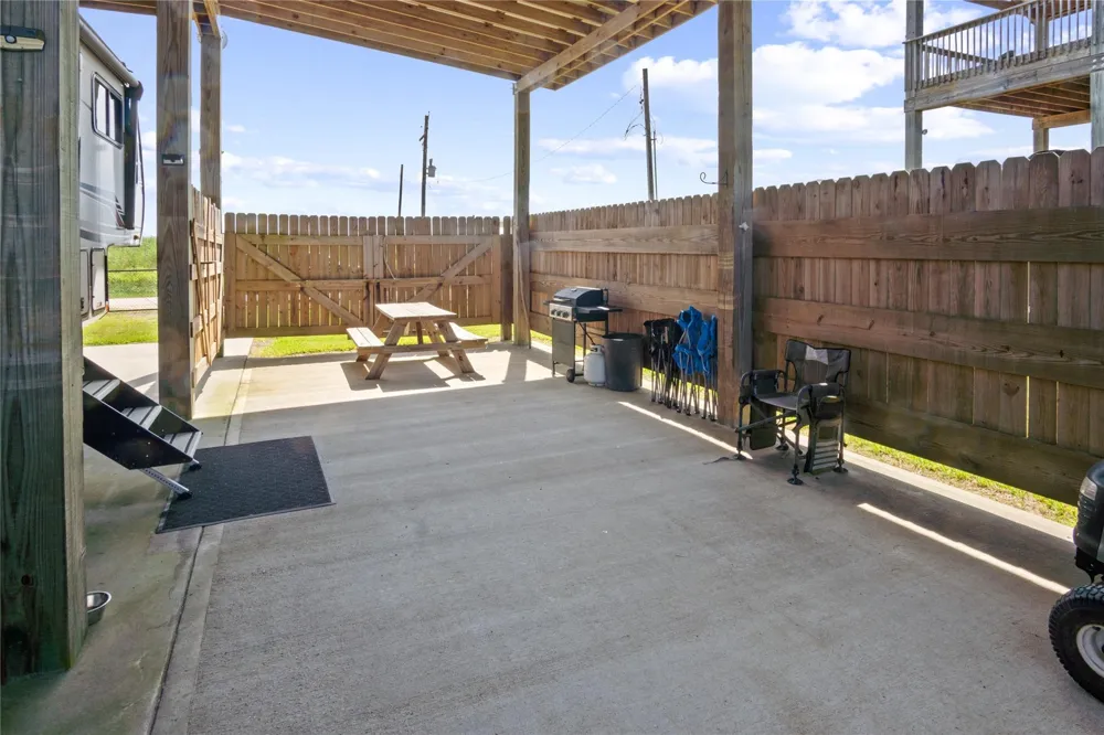 1352 Van Sant Gilchrist, TX 77617