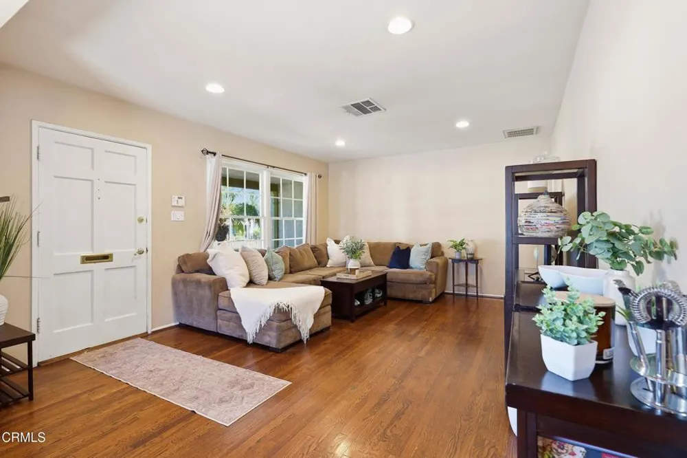 6929 Oak Park Avenue Lake Balboa, CA 91406