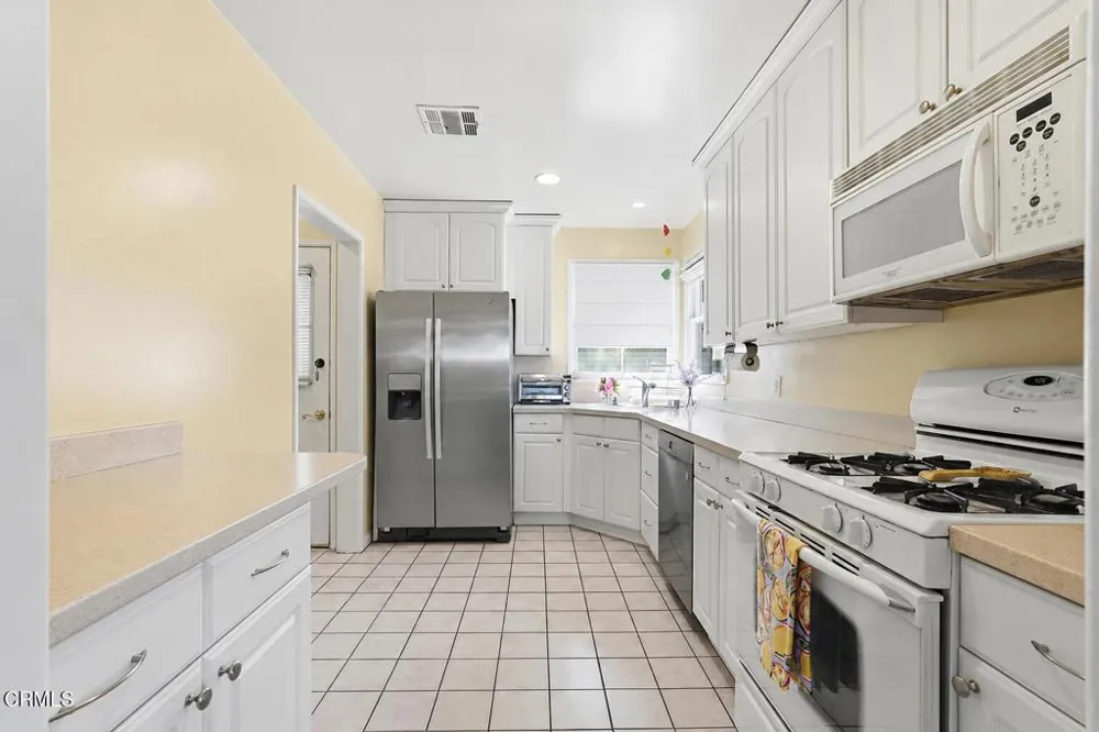 6929 Oak Park Avenue Lake Balboa, CA 91406