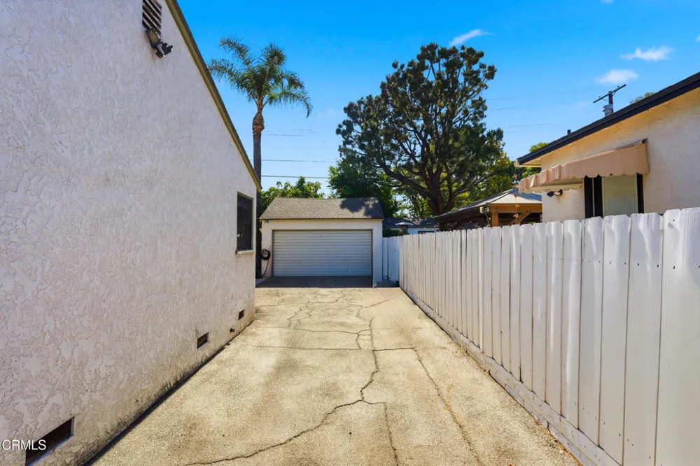 6929 Oak Park Avenue Lake Balboa, CA 91406