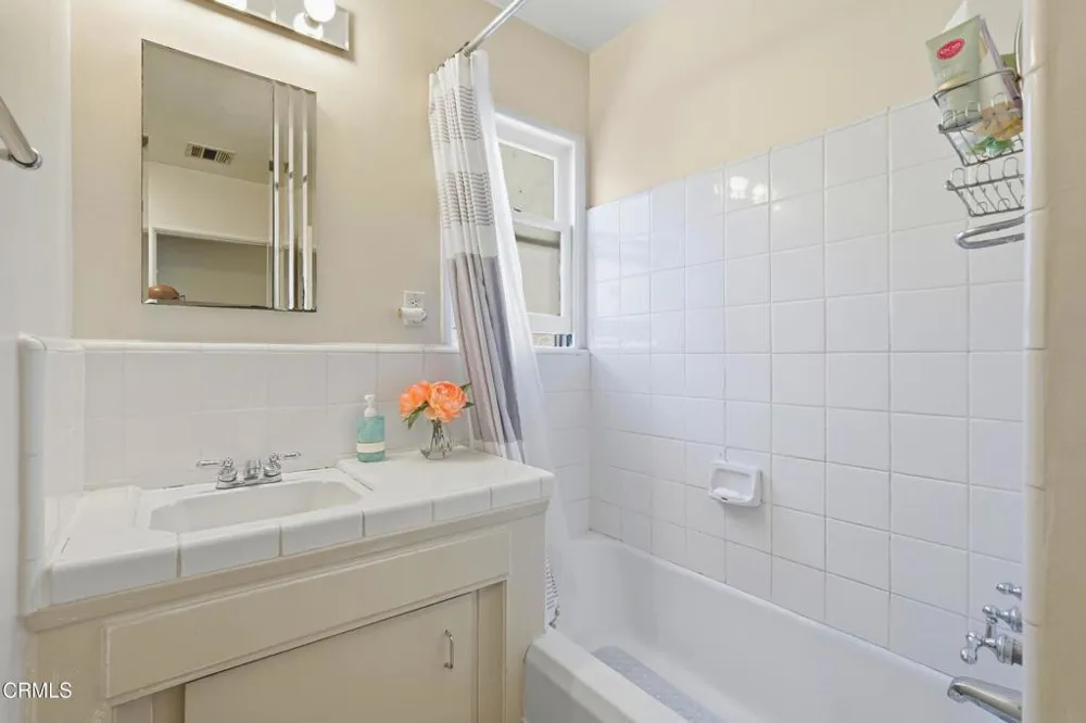 6929 Oak Park Avenue Lake Balboa, CA 91406