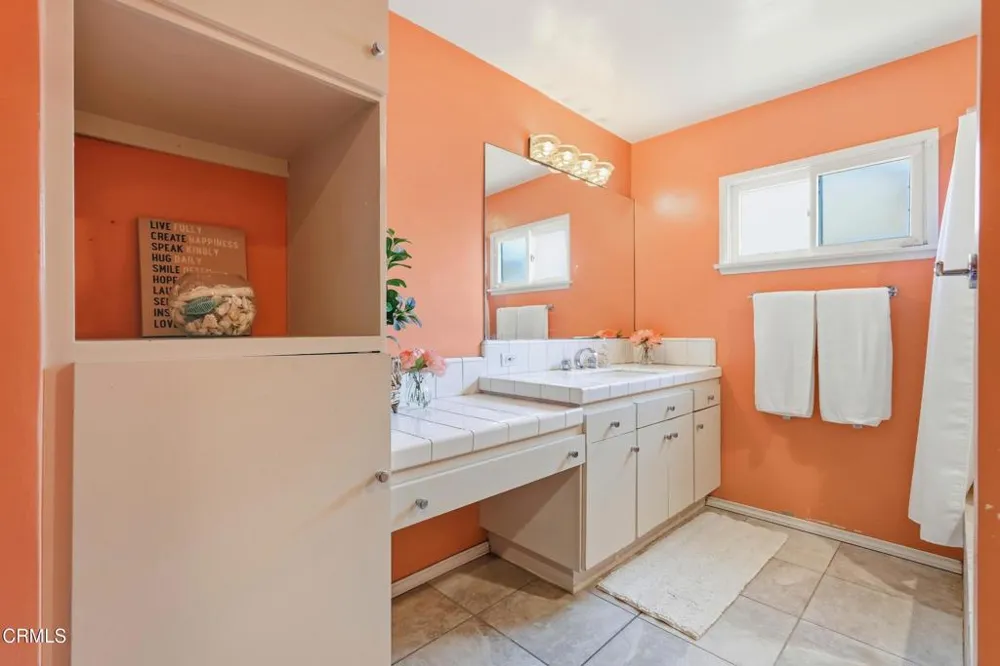 6929 Oak Park Avenue Lake Balboa, CA 91406