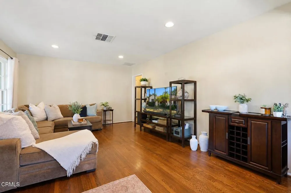 6929 Oak Park Avenue Lake Balboa, CA 91406