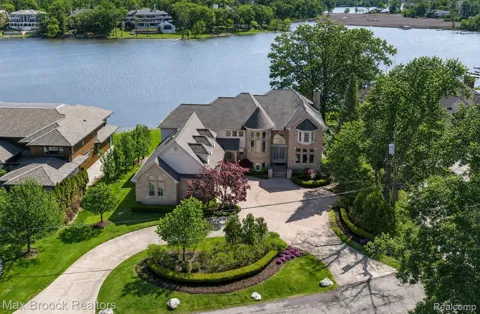 1832 Long Lake Shore Drive