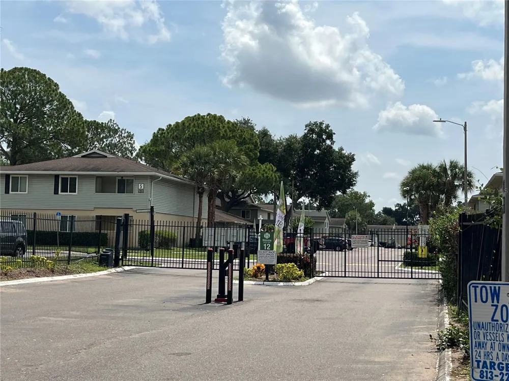 211 THORN TREE PLACE Brandon, FL 33510