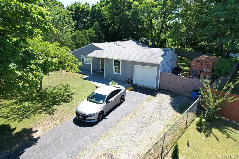 142 Palmer Street Brentwood, NY 11717