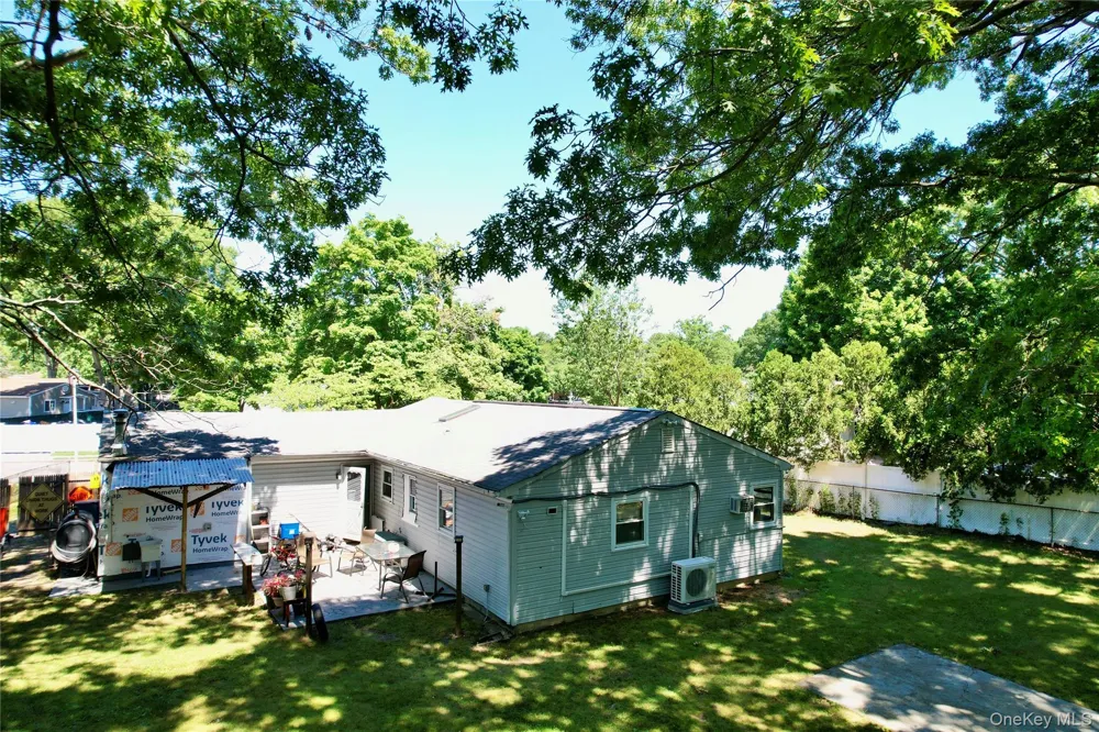 142 Palmer Street Brentwood, NY 11717