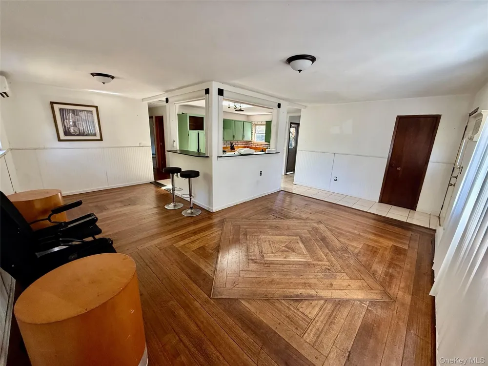 142 Palmer Street Brentwood, NY 11717