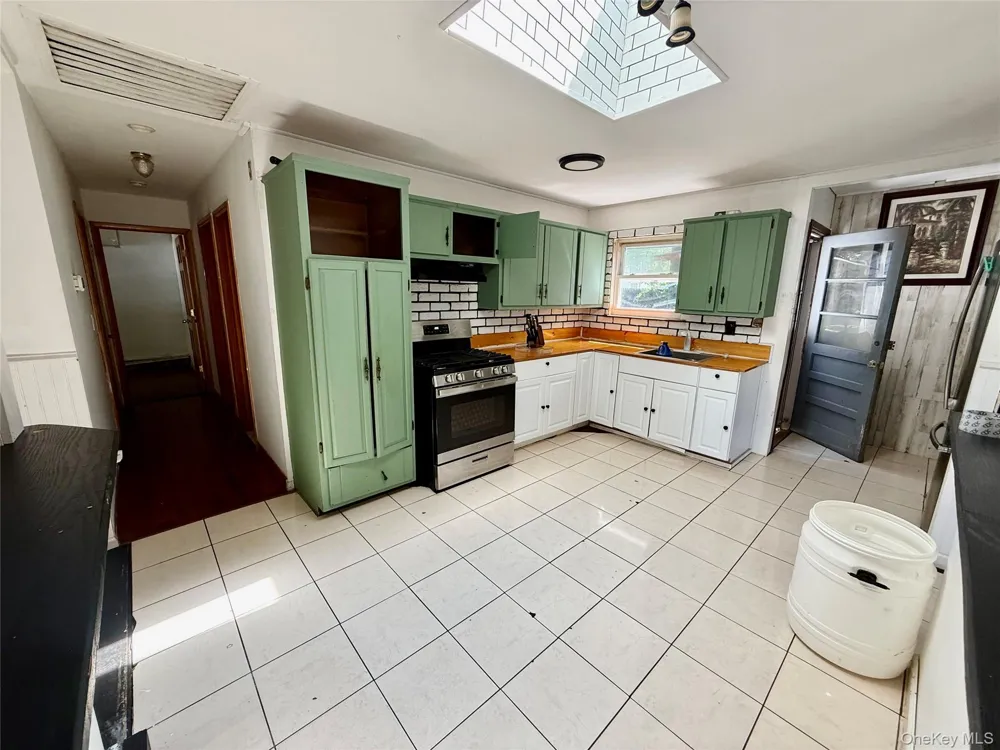 142 Palmer Street Brentwood, NY 11717