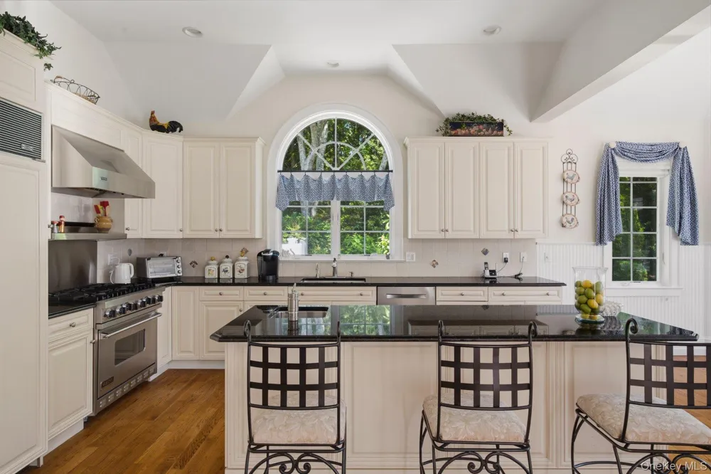 19 Cedarfield Lane Westhampton, NY 11977