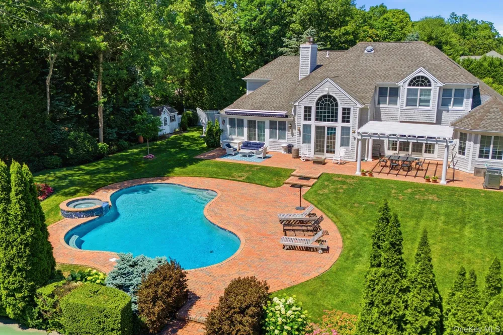 19 Cedarfield Lane Westhampton, NY 11977