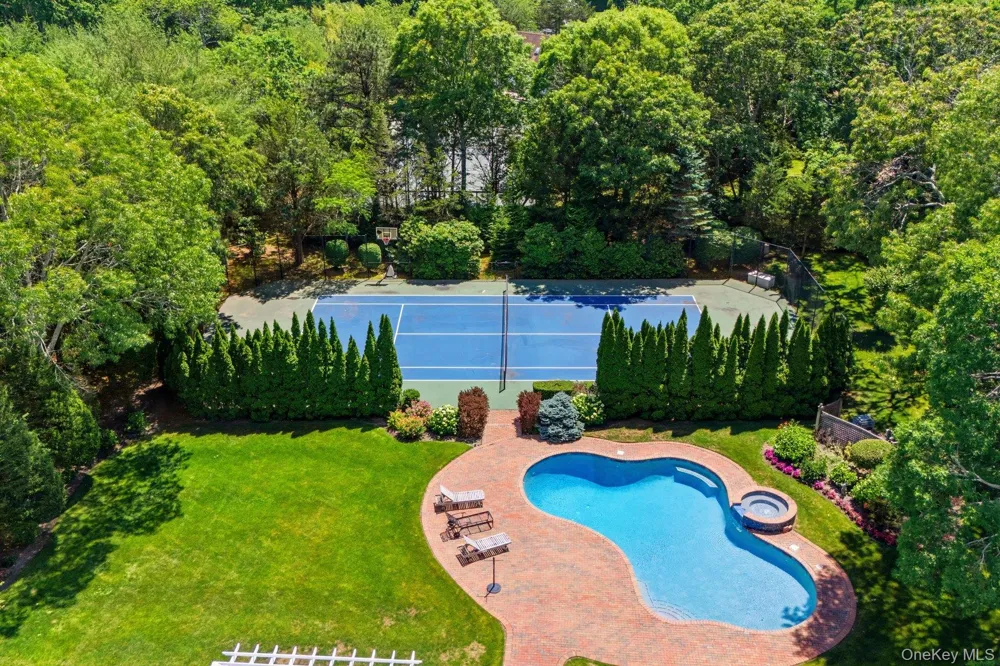 19 Cedarfield Lane Westhampton, NY 11977