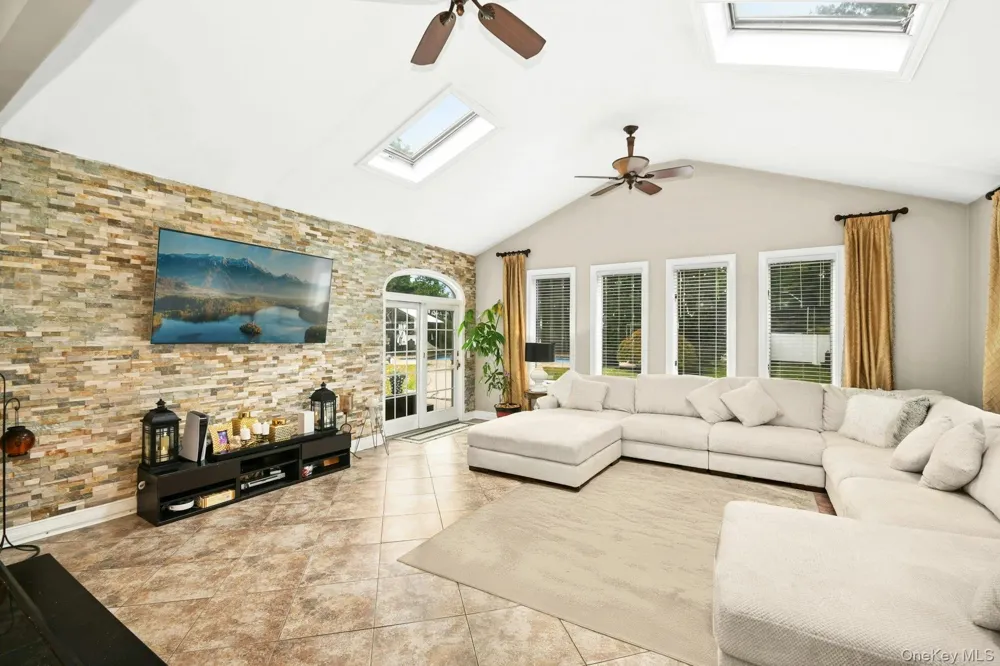 703 Lincoln Avenue Sayville, NY 11782