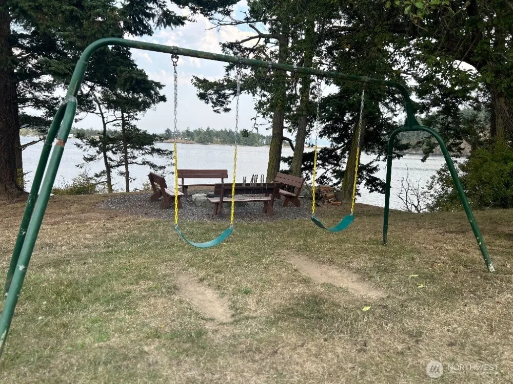 135 Chinook Way Center Island, WA 98221