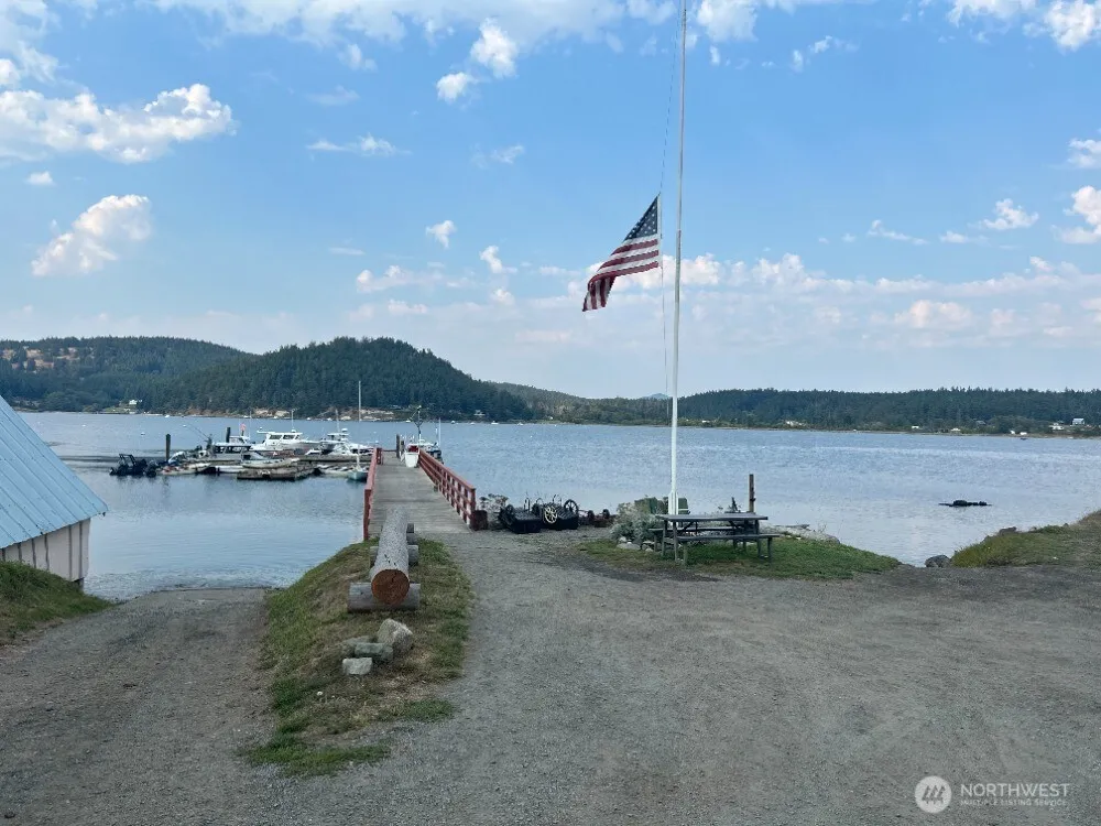 135 Chinook Way Center Island, WA 98221