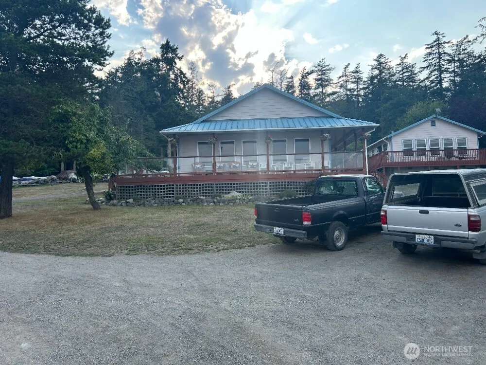 135 Chinook Way Center Island, WA 98221