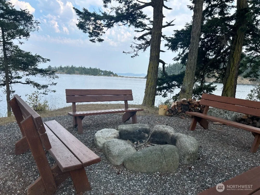 135 Chinook Way Center Island, WA 98221