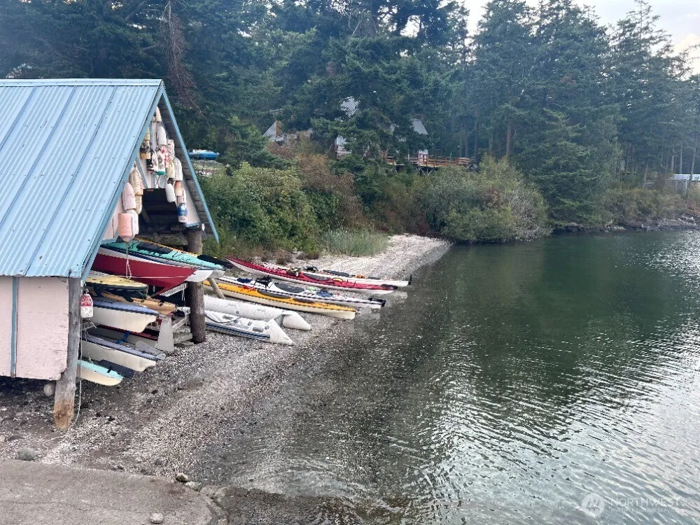 135 Chinook Way Center Island, WA 98221