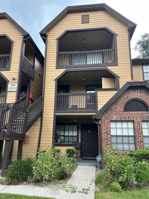 380 LAKEPOINTE DRIVE #202