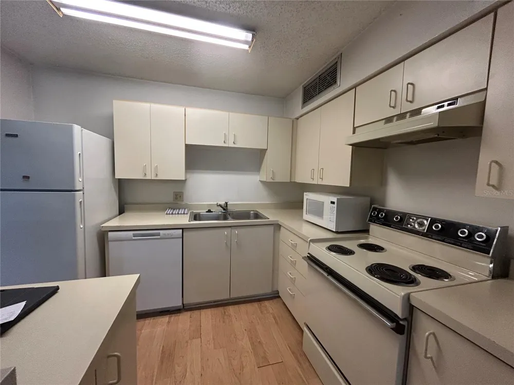 380 LAKEPOINTE DRIVE #202 Altamonte Springs, FL 32701