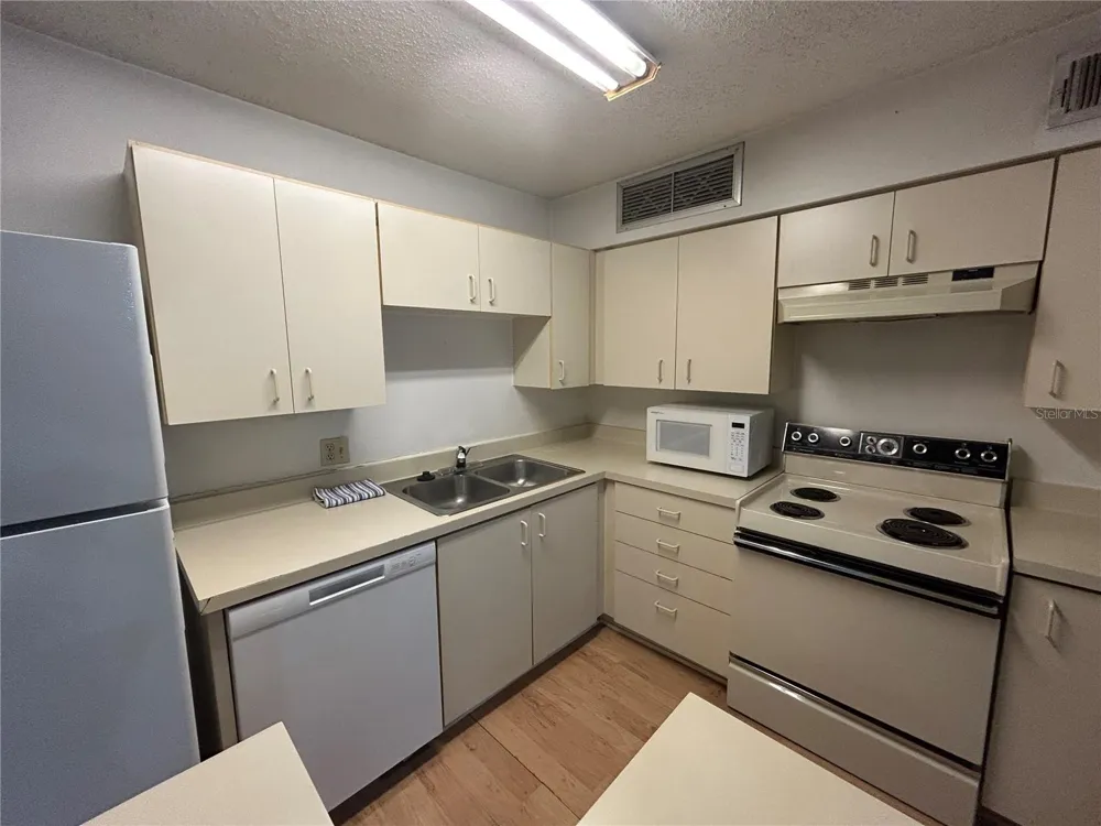 380 LAKEPOINTE DRIVE #202 Altamonte Springs, FL 32701