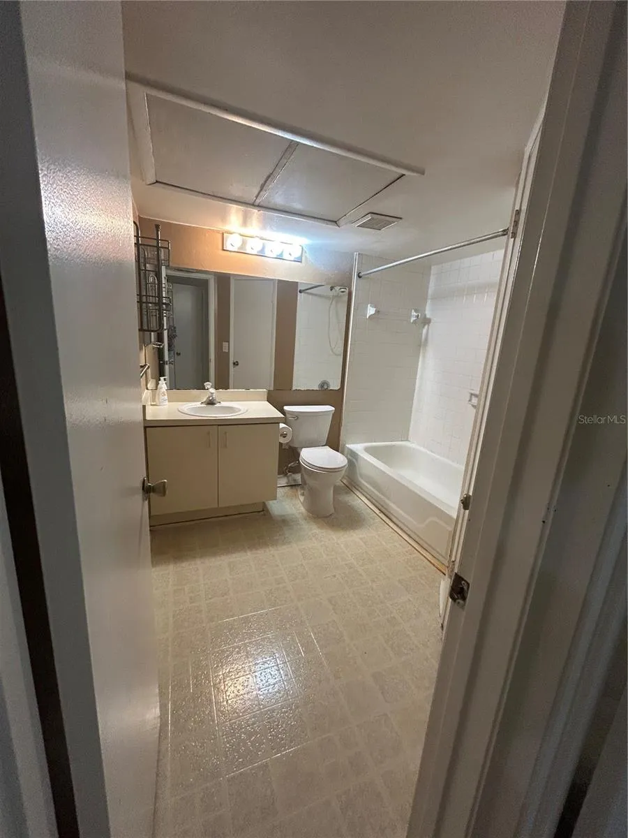380 LAKEPOINTE DRIVE #202 Altamonte Springs, FL 32701