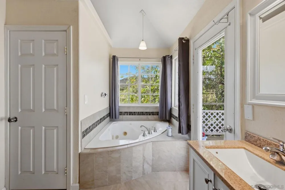 19960 Santee Ln Valley Center, CA 92082
