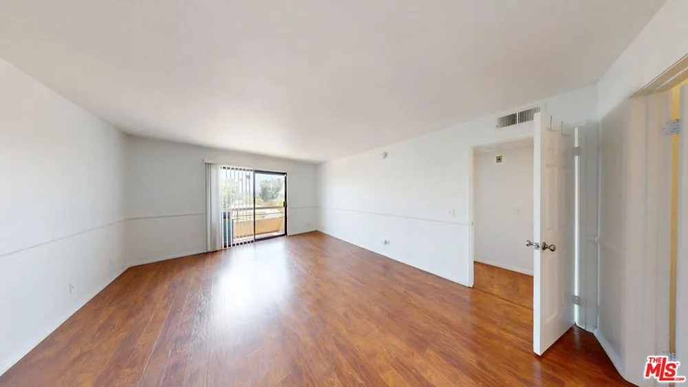 8710 Independence Avenue #301 Canoga Park, CA 91304