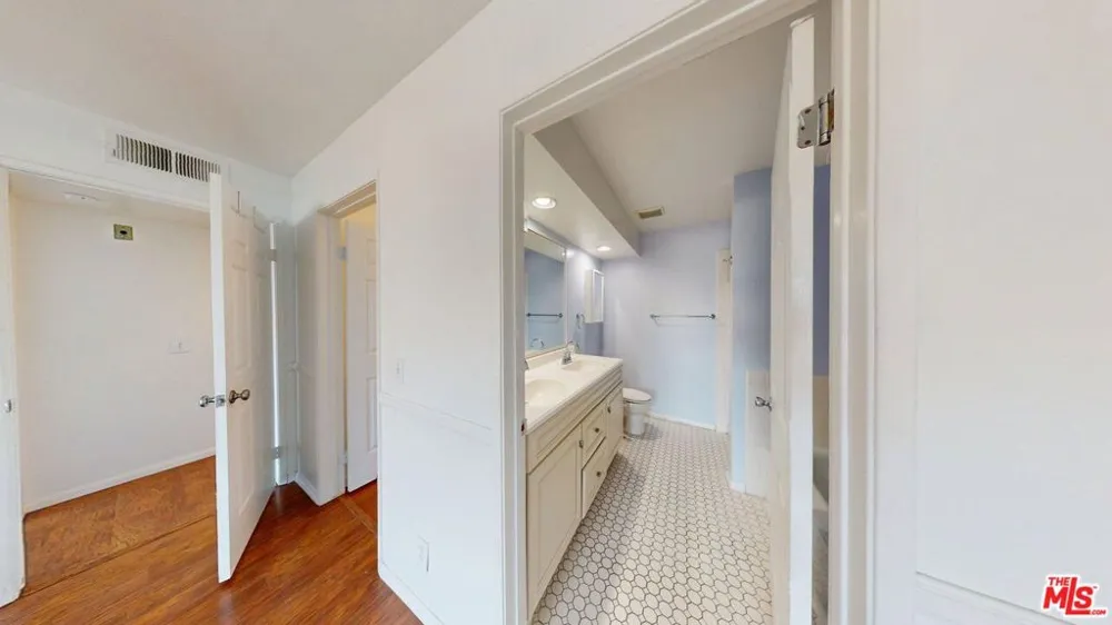 8710 Independence Avenue #301 Canoga Park, CA 91304