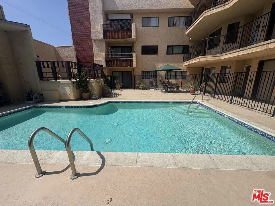8710 Independence Avenue #301 Canoga Park, CA 91304