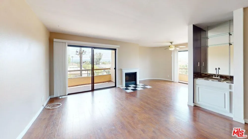 8710 Independence Avenue #301 Canoga Park, CA 91304