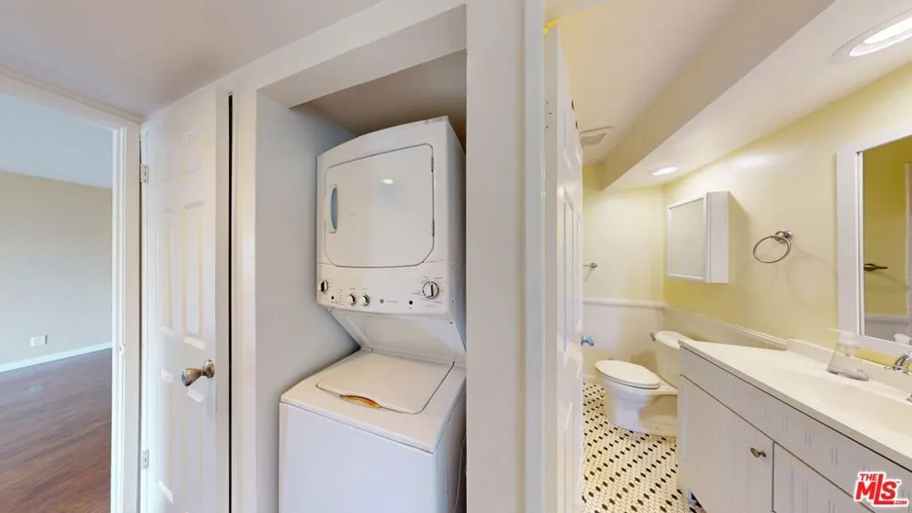 8710 Independence Avenue #301 Canoga Park, CA 91304