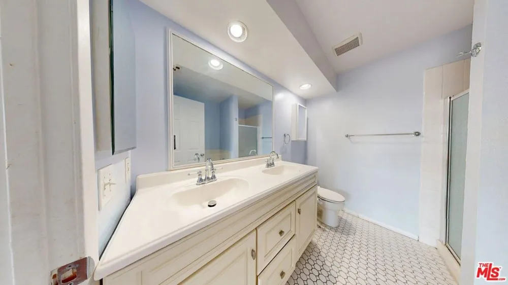 8710 Independence Avenue #301 Canoga Park, CA 91304
