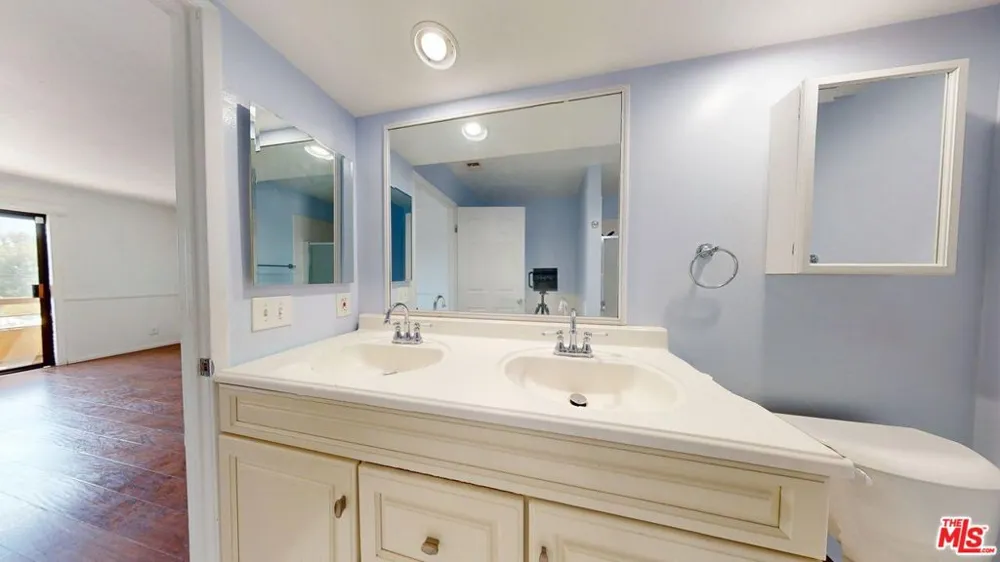 8710 Independence Avenue #301 Canoga Park, CA 91304