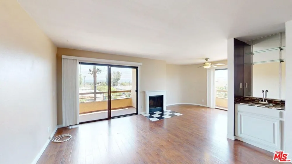 8710 Independence Avenue #301 Canoga Park, CA 91304